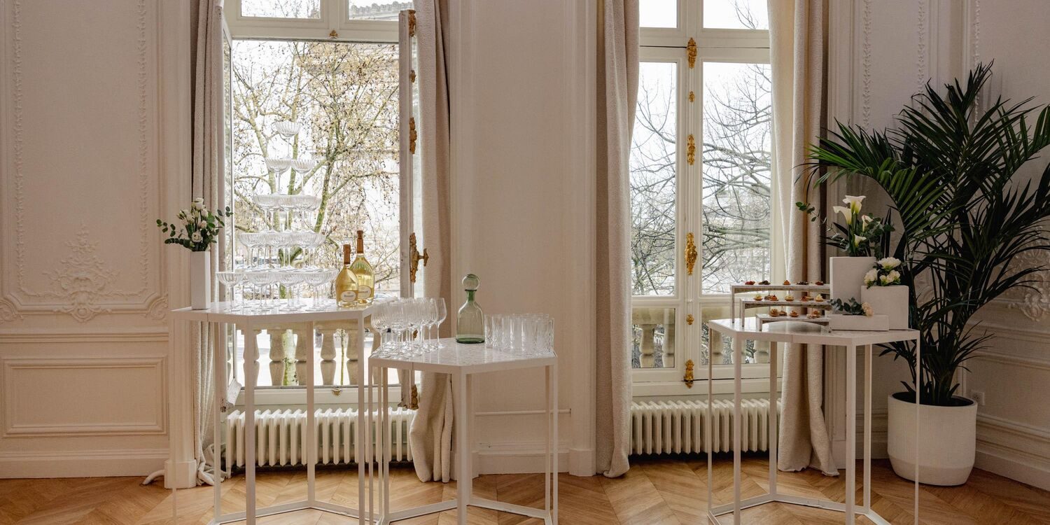 Le Pavillon Étoile : un salon clair ouvert sur les arbres, une fontaine de coupes